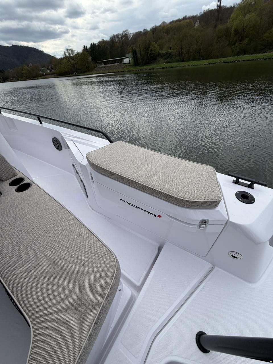 Axopar 37 Cross Cabin - U-Sofa