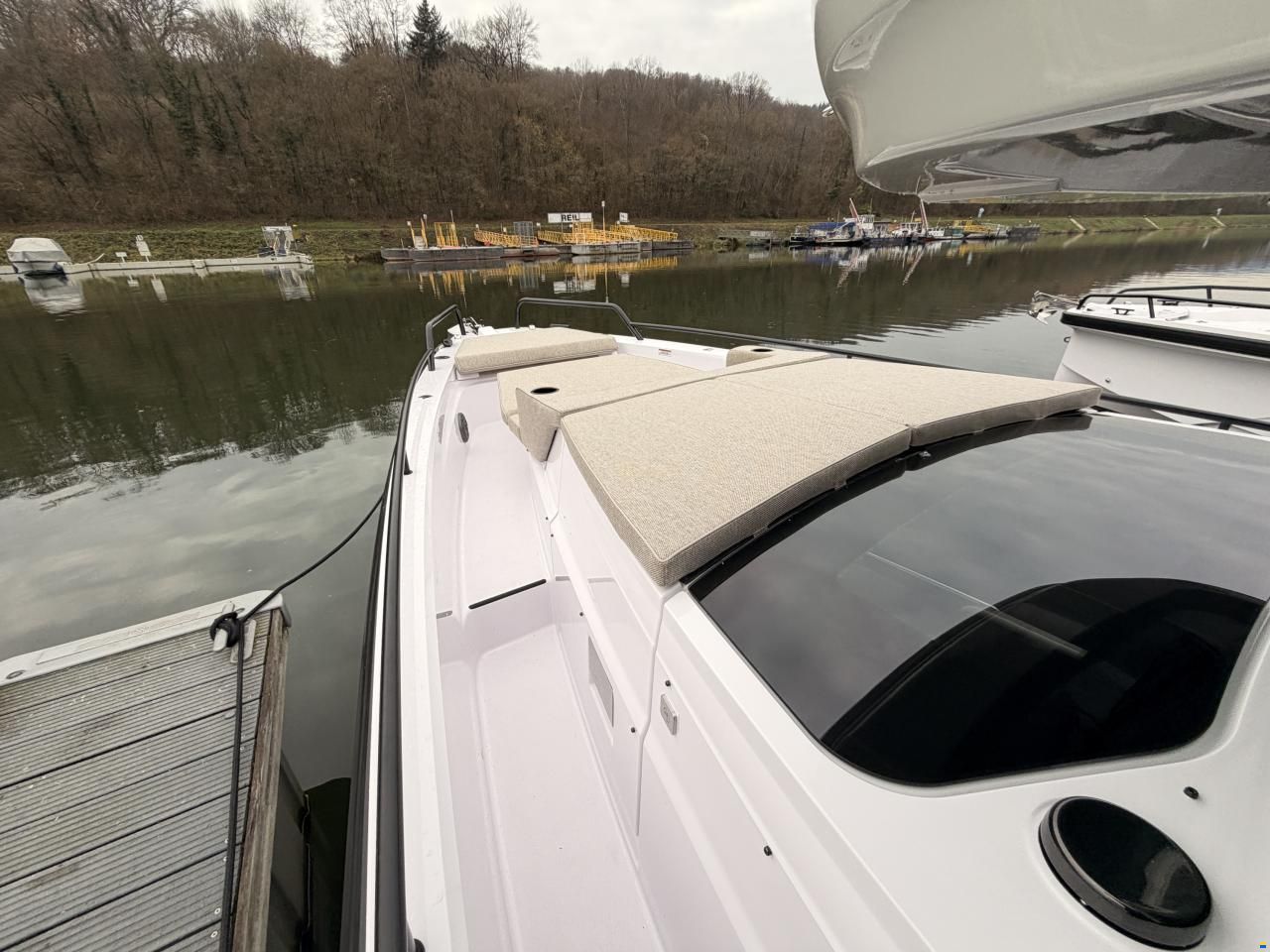 Axopar 37 Cross Cabin - U-Sofa