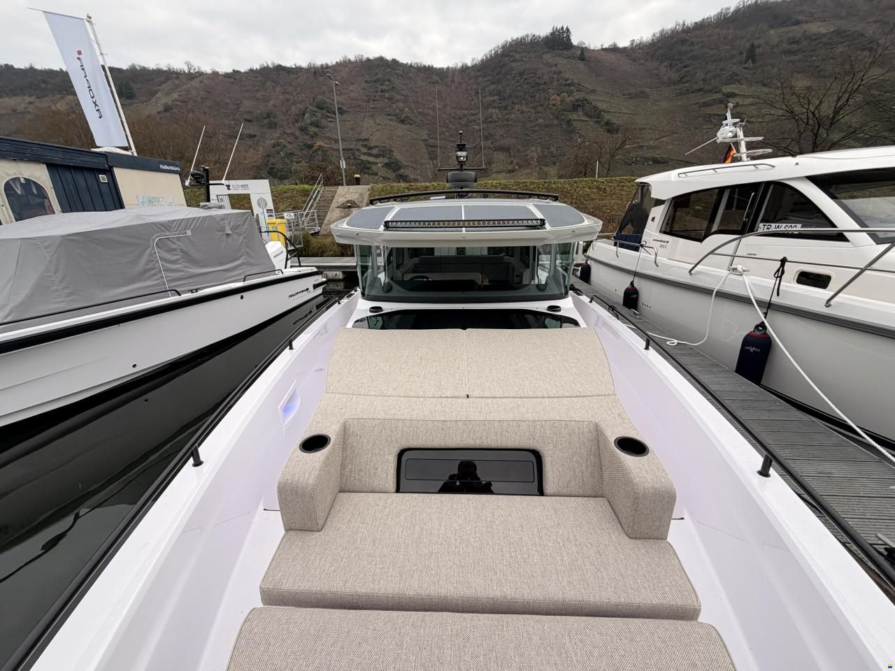 Axopar 37 Cross Cabin - U-Sofa