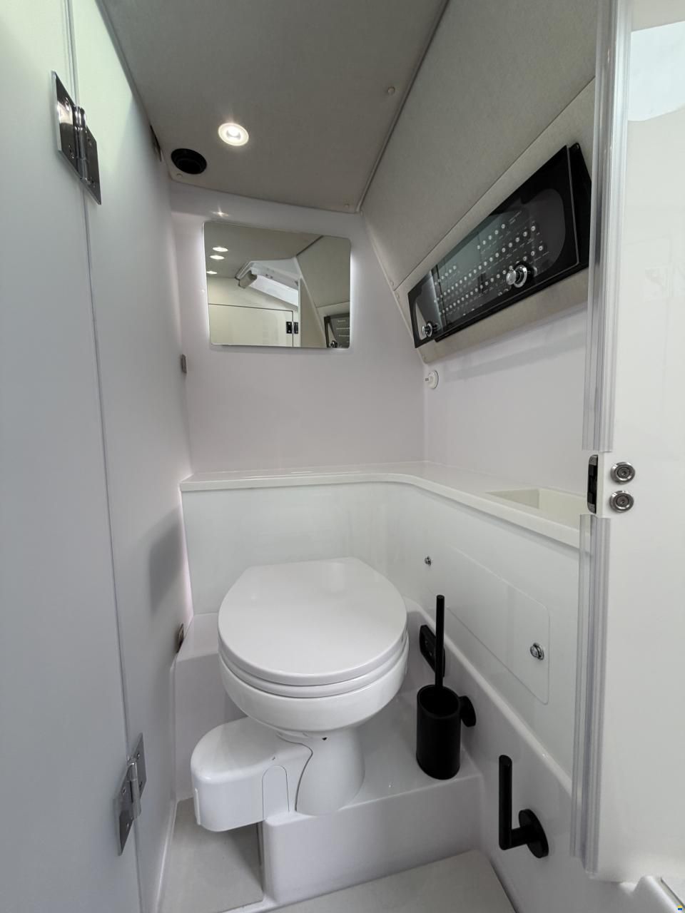 Axopar 37 Cross Cabin - U-Sofa