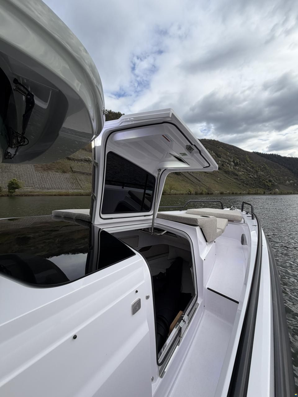 Axopar 37 Cross Cabin - U-Sofa