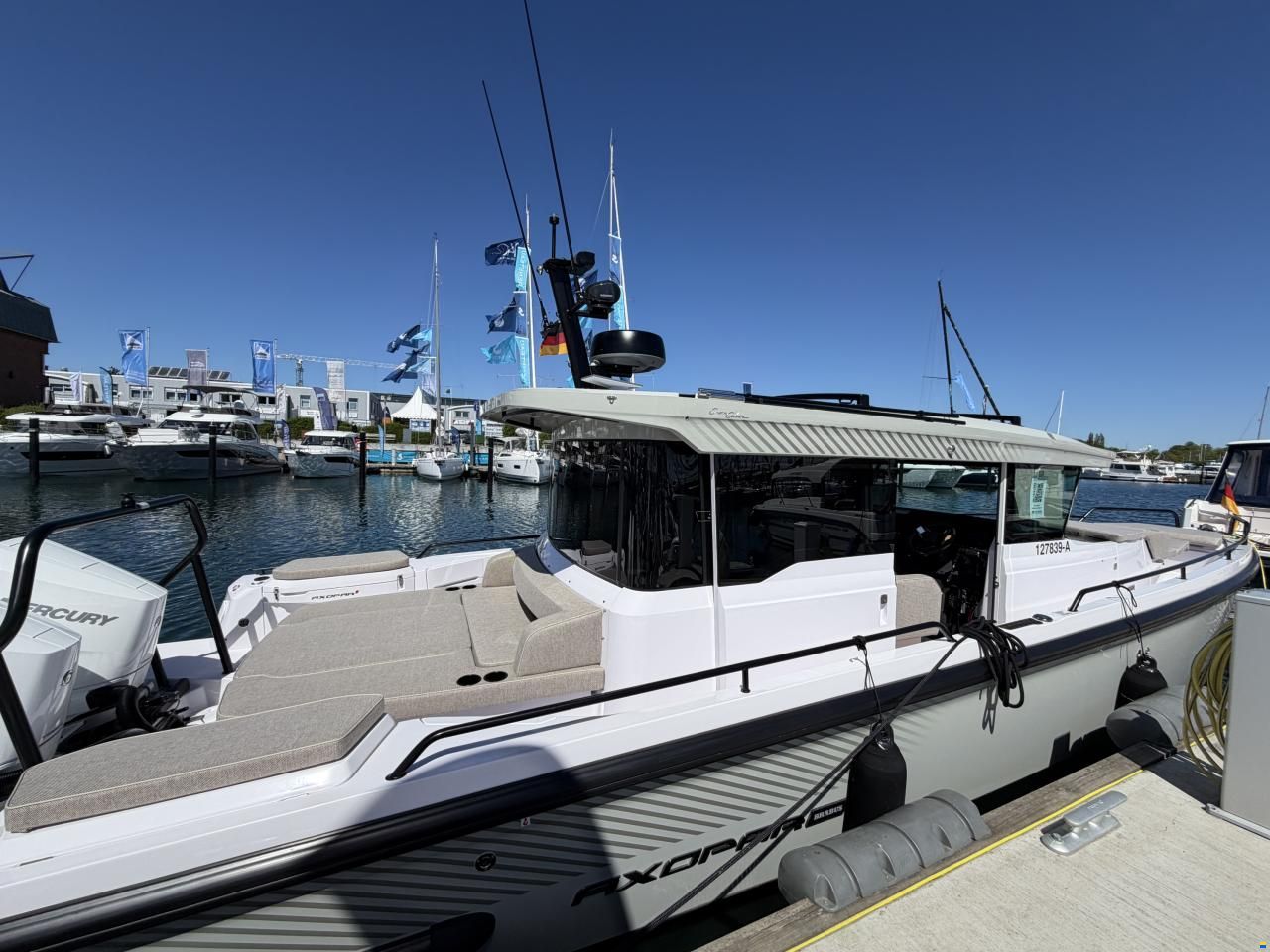 Axopar 37 Cross Cabin