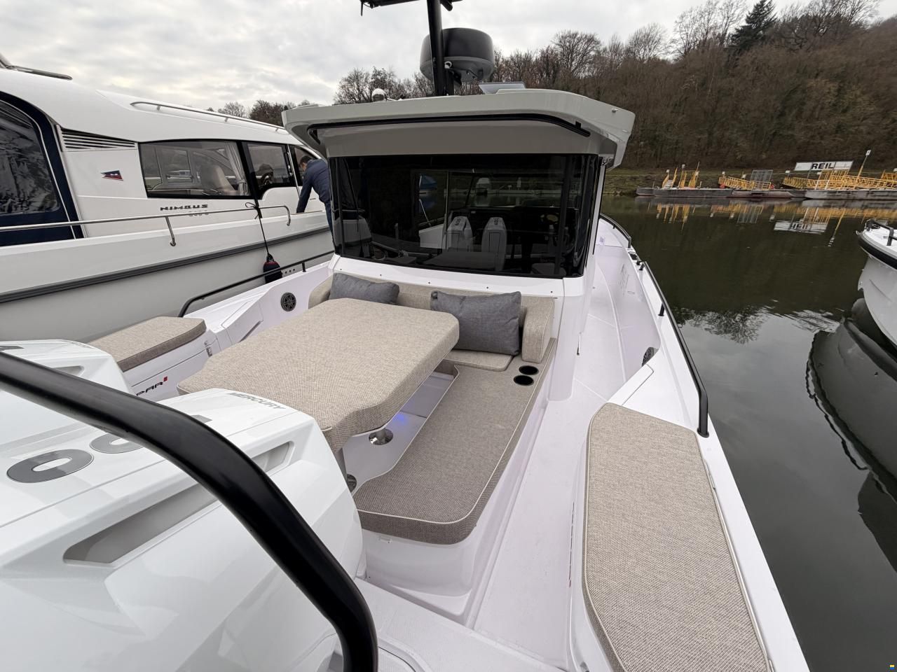 Axopar 37 Cross Cabin - U-Sofa