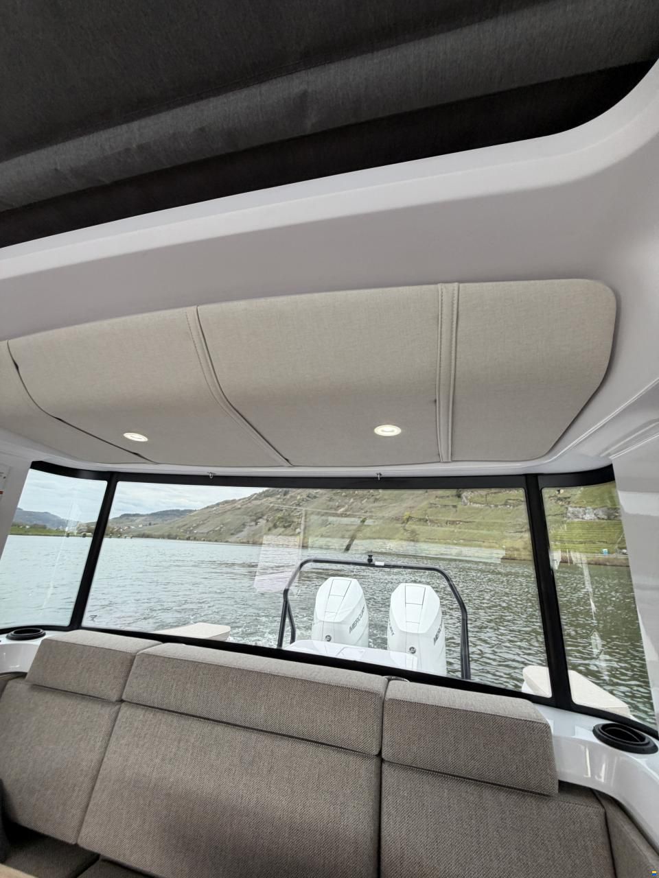 Axopar 37 Cross Cabin - U-Sofa