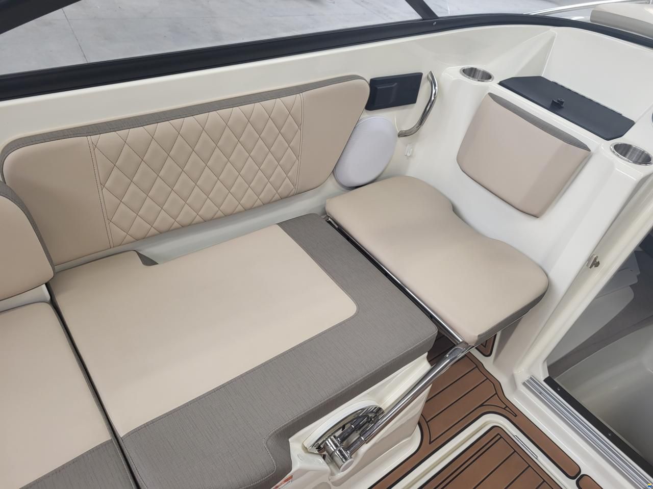 Bayliner VR6 cuddy