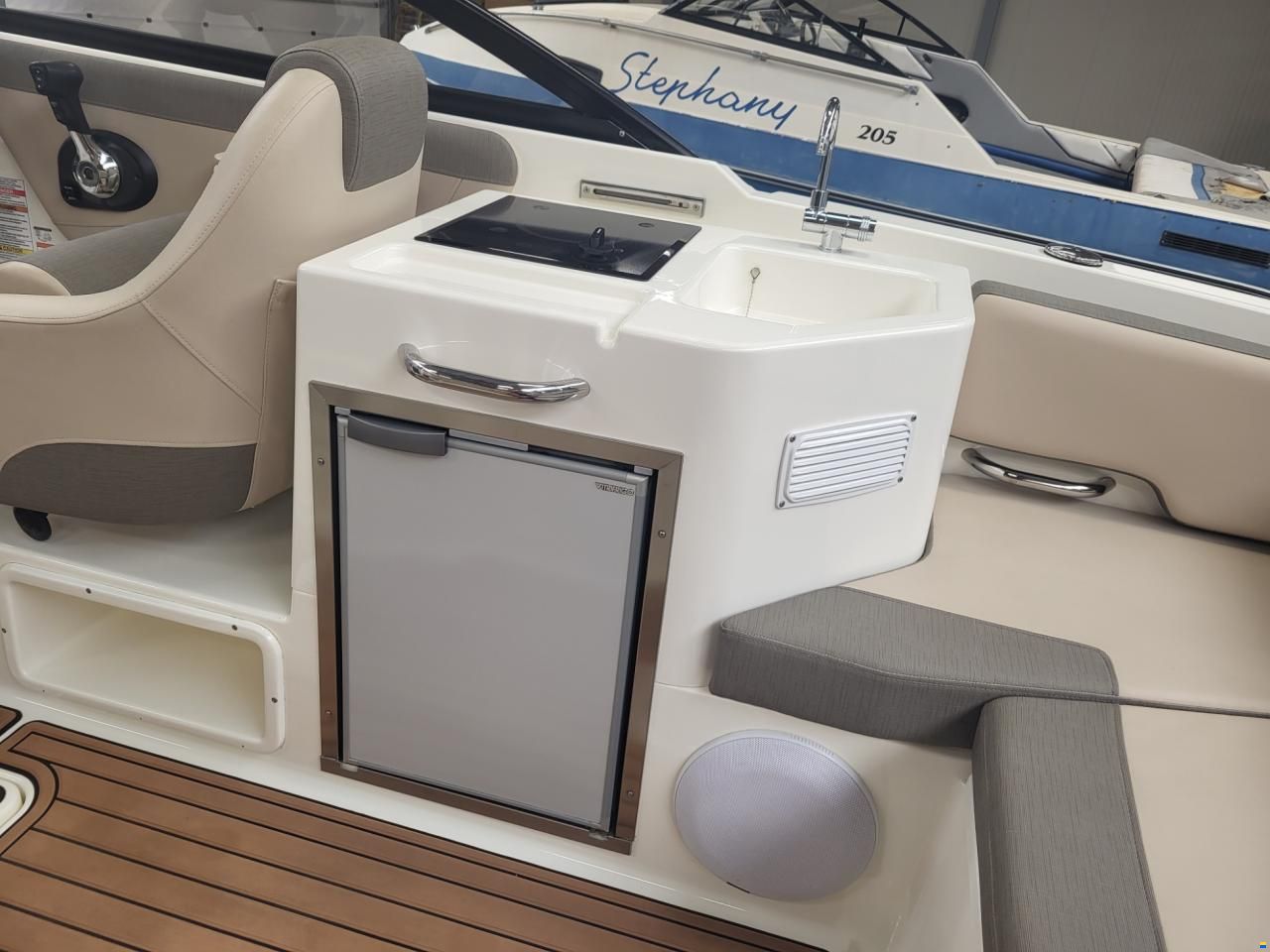 Bayliner VR6 cuddy