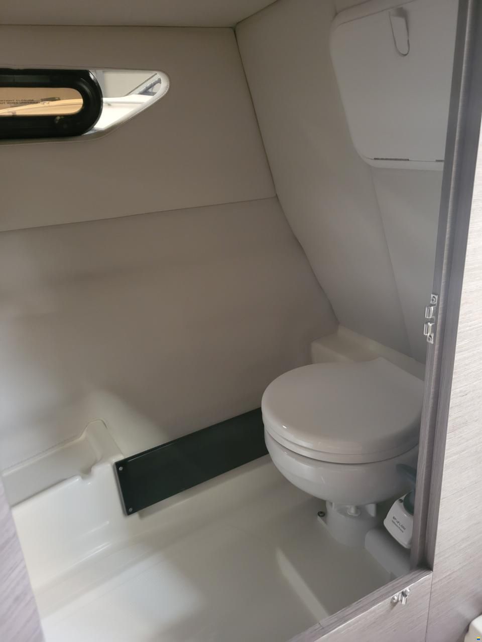 Bayliner VR6 cuddy