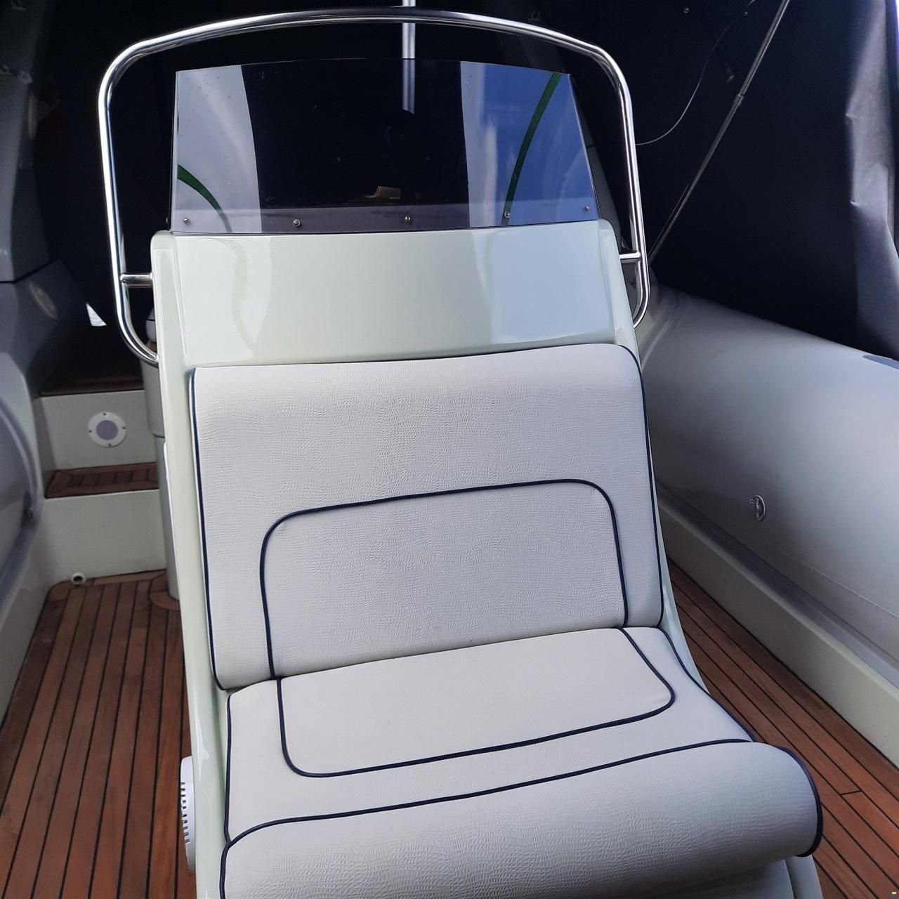 Trimarine 770  Cabin