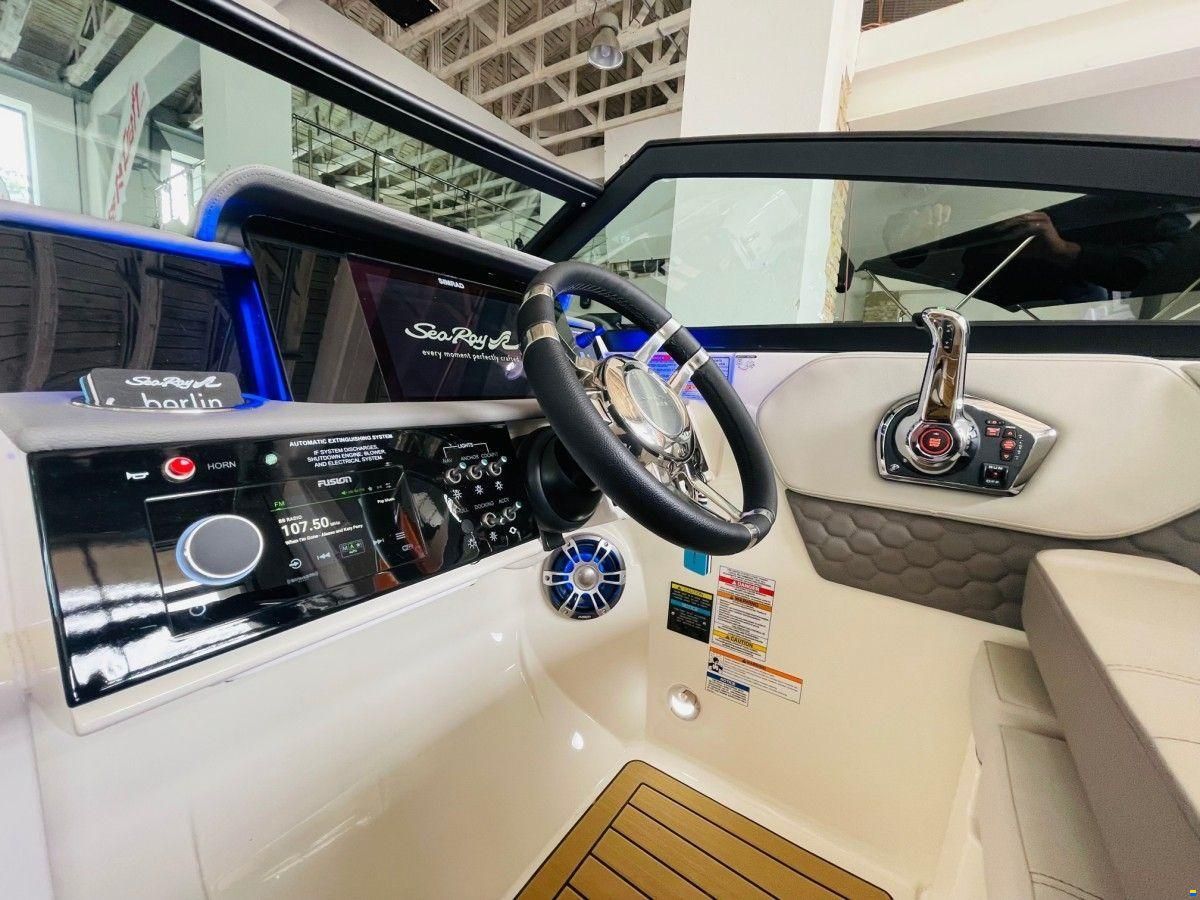 Sea Ray ISOTTA Sea Ray Berlin Lenkrad