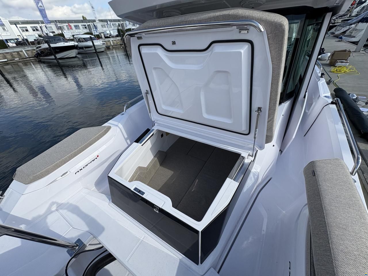Axopar 29 XC Cross Cabin