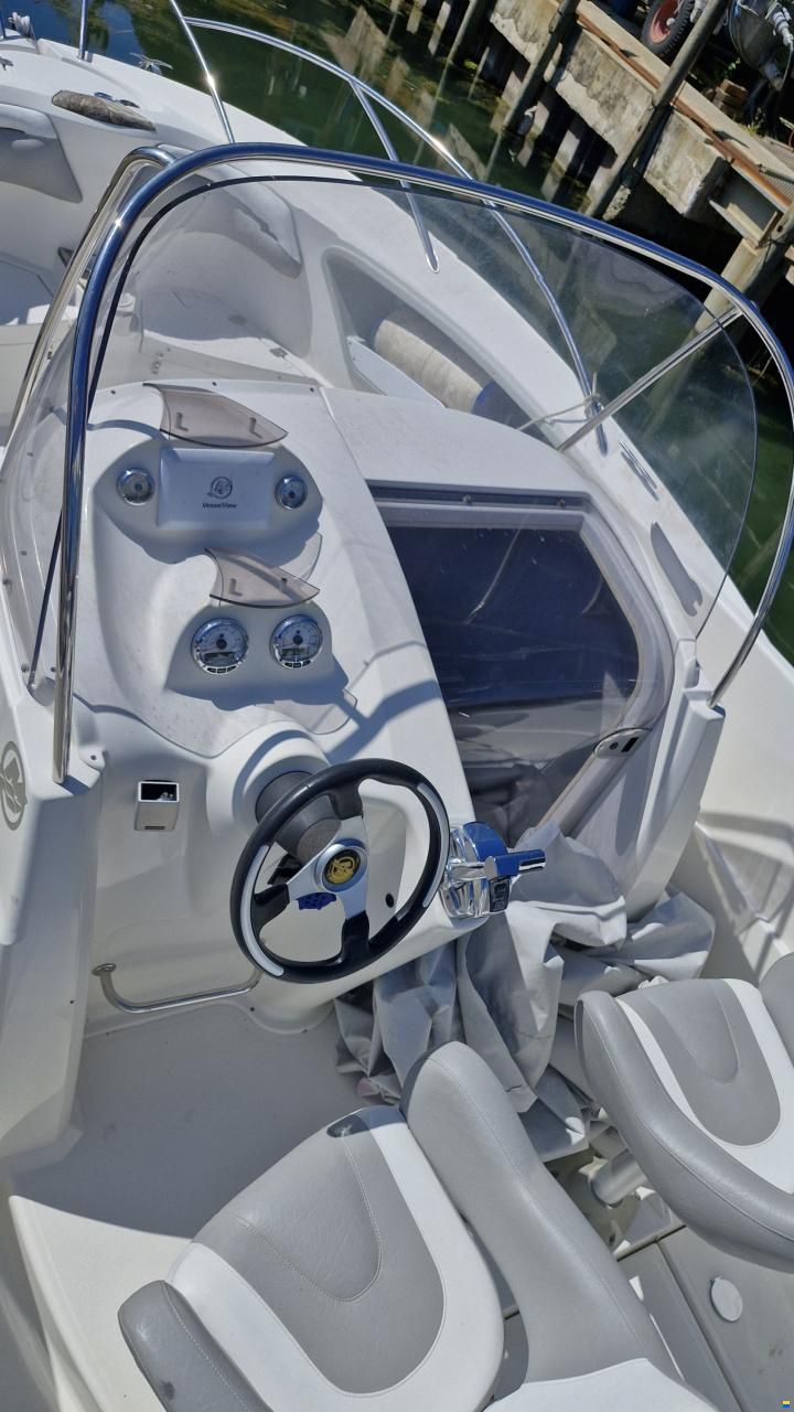 Quicksilver 720 Commander