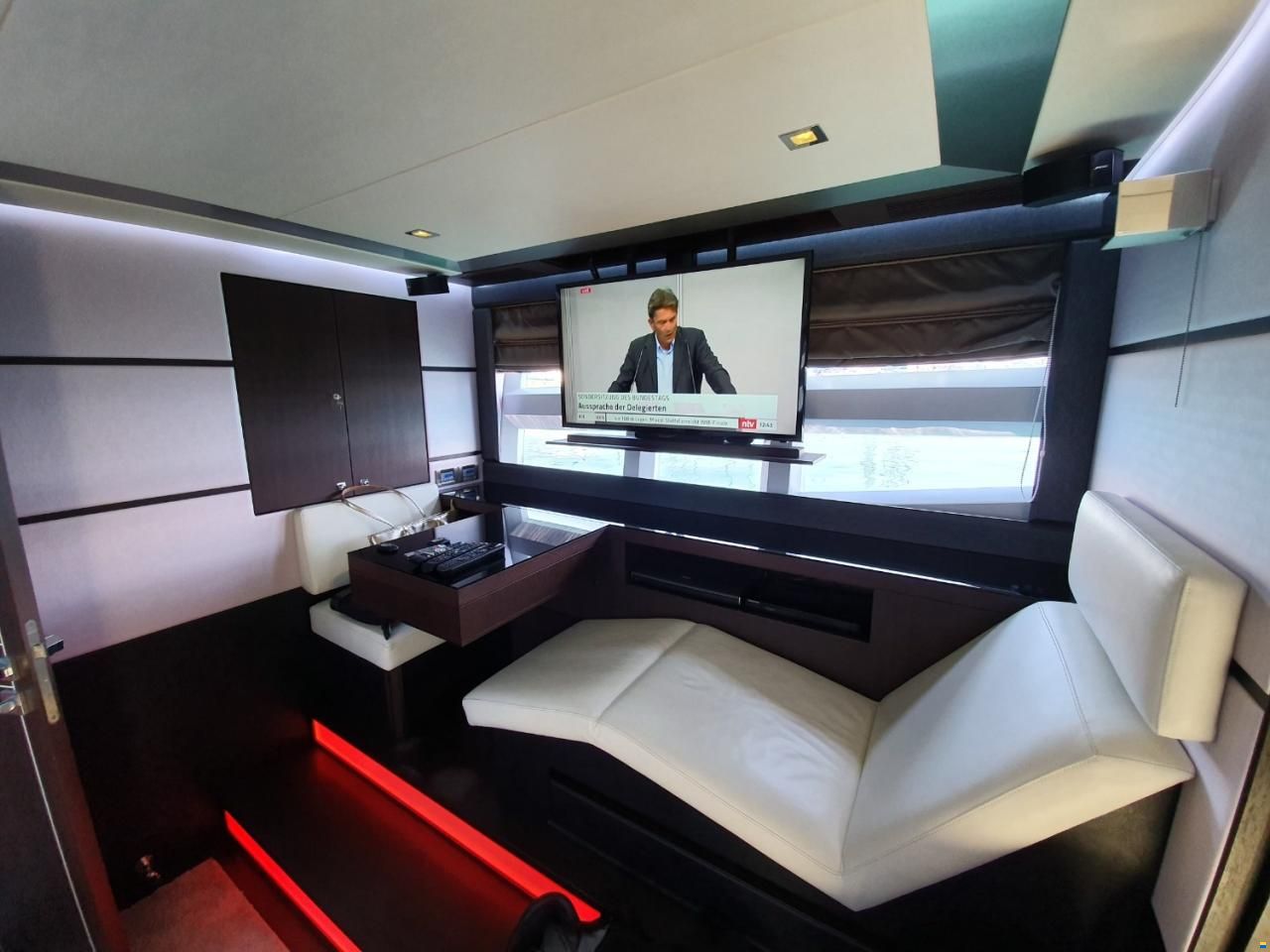 Galeon 700 Skydeck
