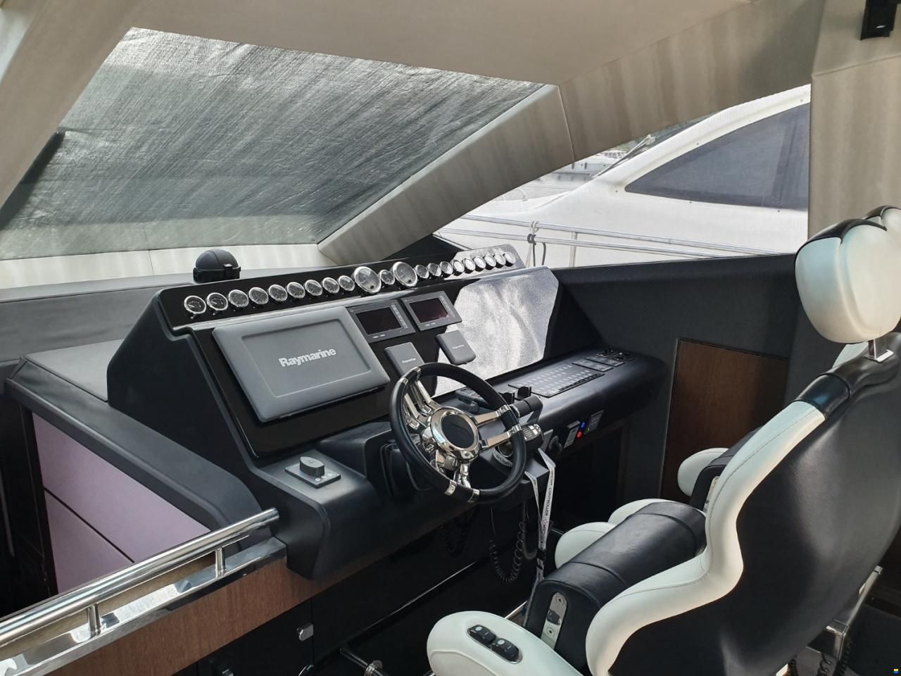 Galeon 700 Skydeck