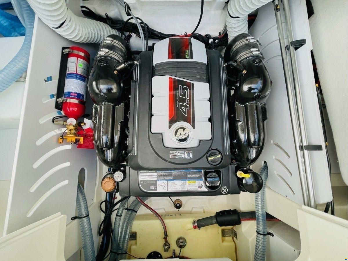 Sea Ray 230 SSE