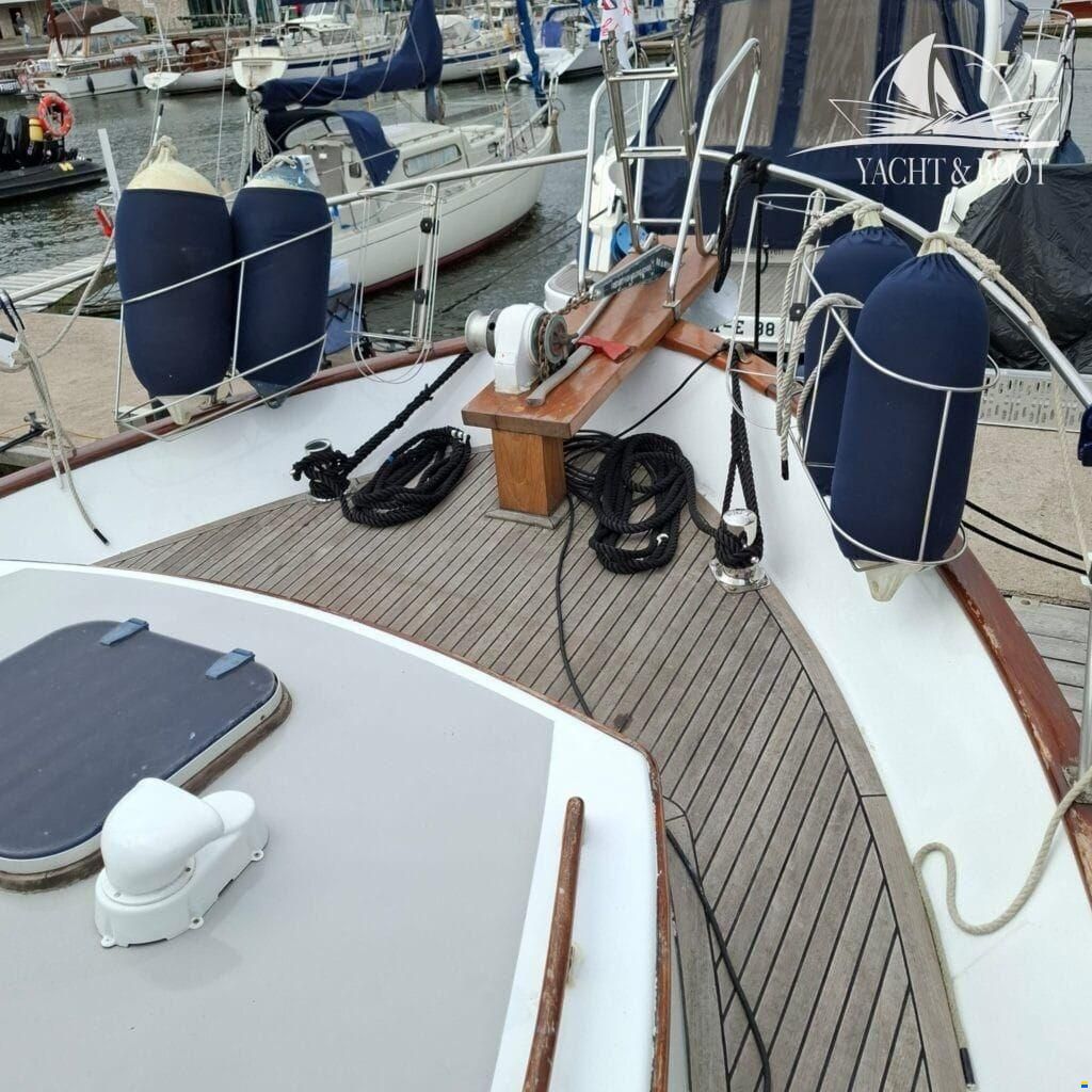 Gladstone Lyall & Co Aquila Queen Trawle