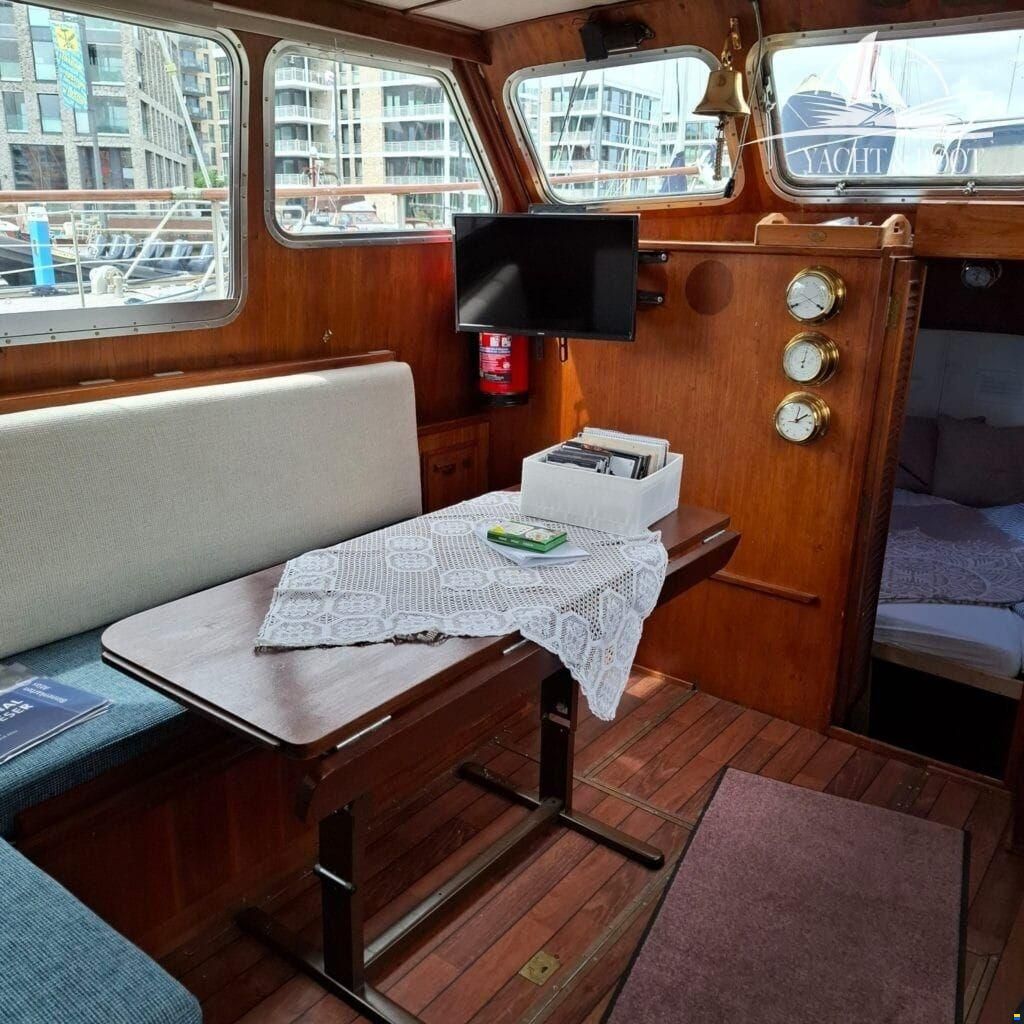 Gladstone Lyall & Co Aquila Queen Trawle