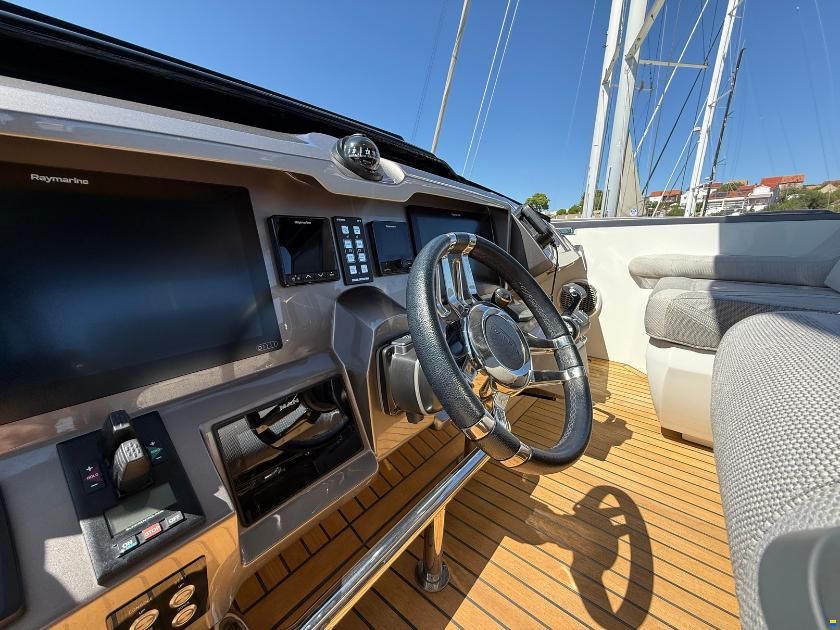 Galeon 700 Sky