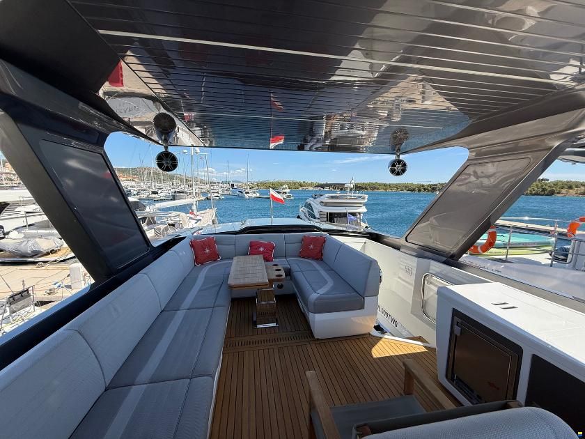 Galeon 700 Sky