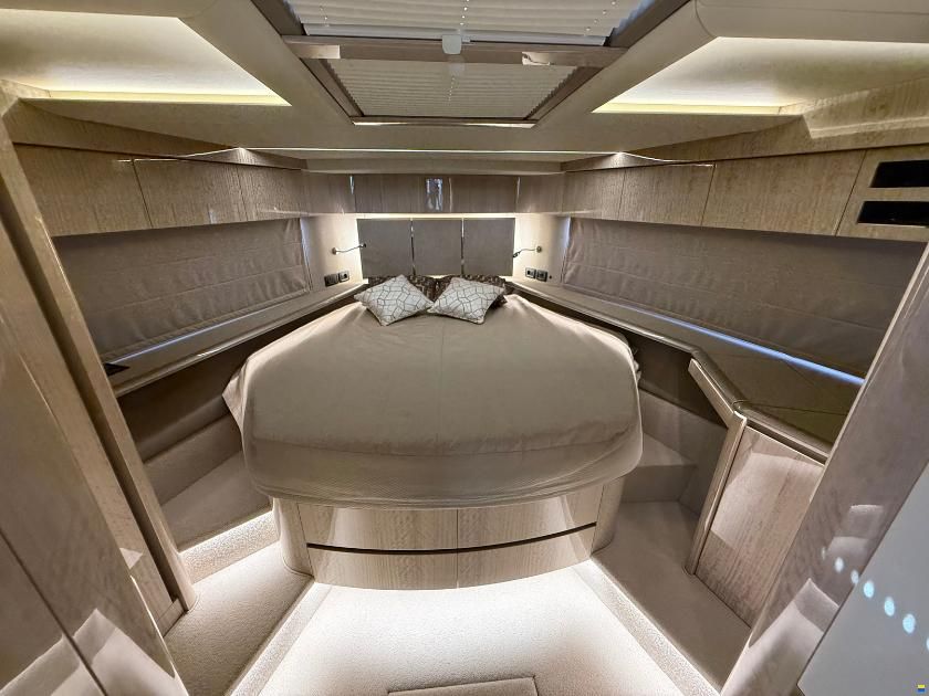 Galeon 700 Sky