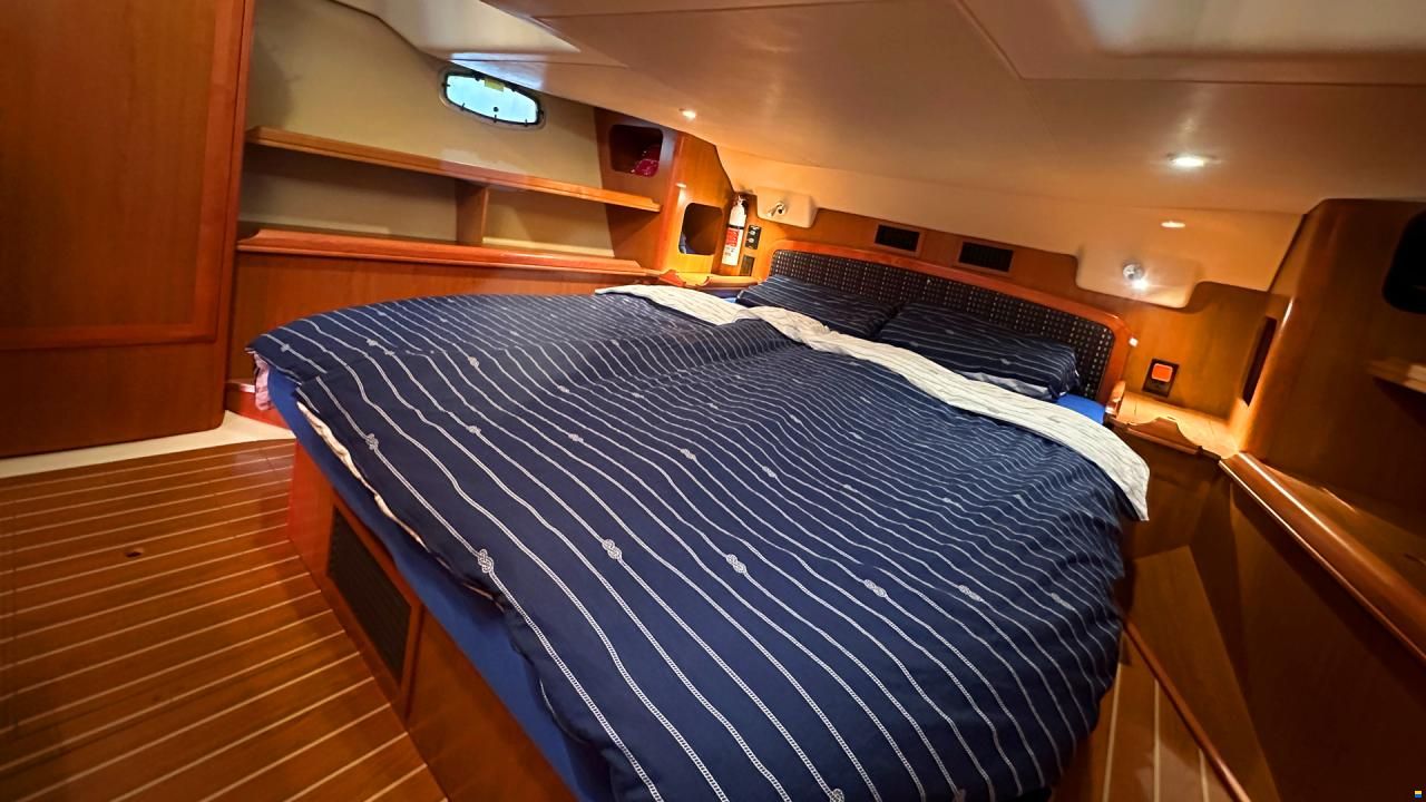 HuntYachts HUNTER 45DS | strong deck saloon yacht