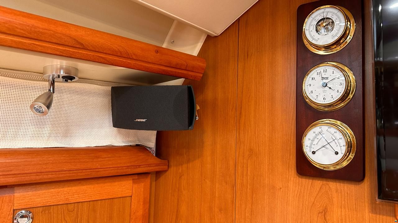 HuntYachts HUNTER 45DS | strong deck saloon yacht