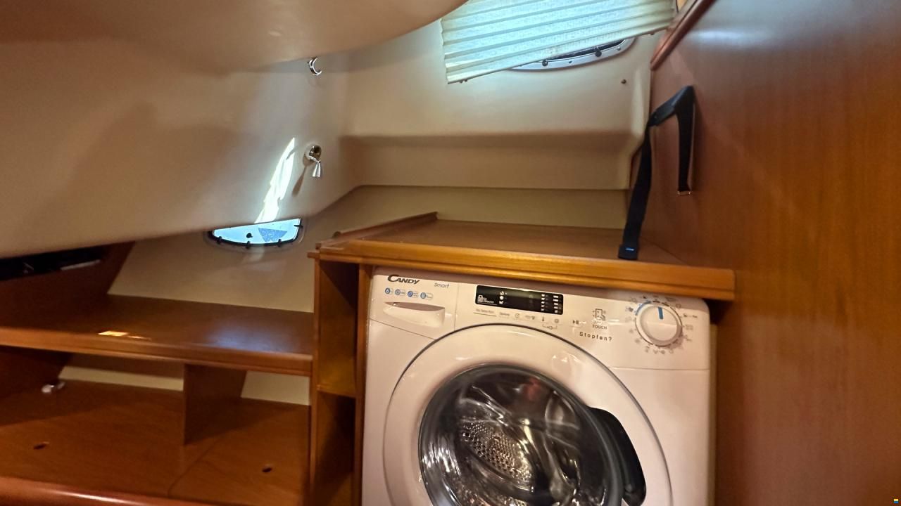 HuntYachts HUNTER 45DS | strong deck saloon yacht