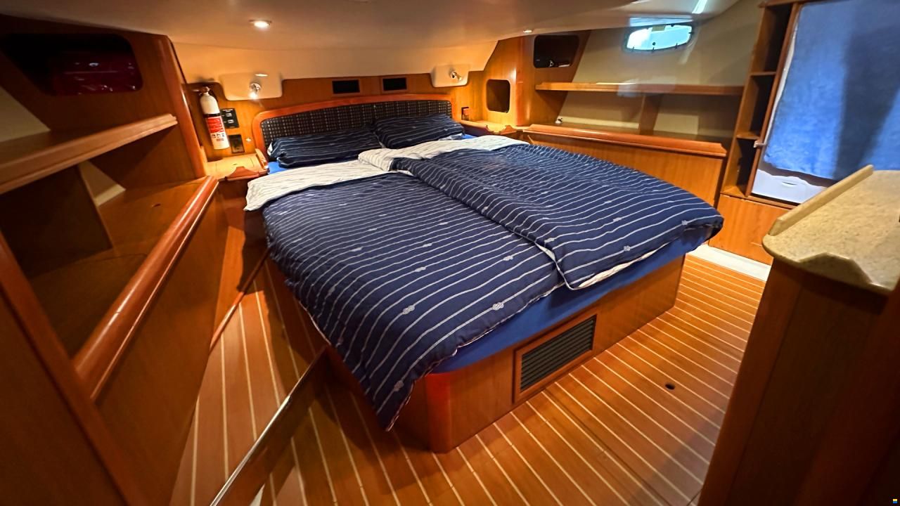 HuntYachts HUNTER 45DS | strong deck saloon yacht