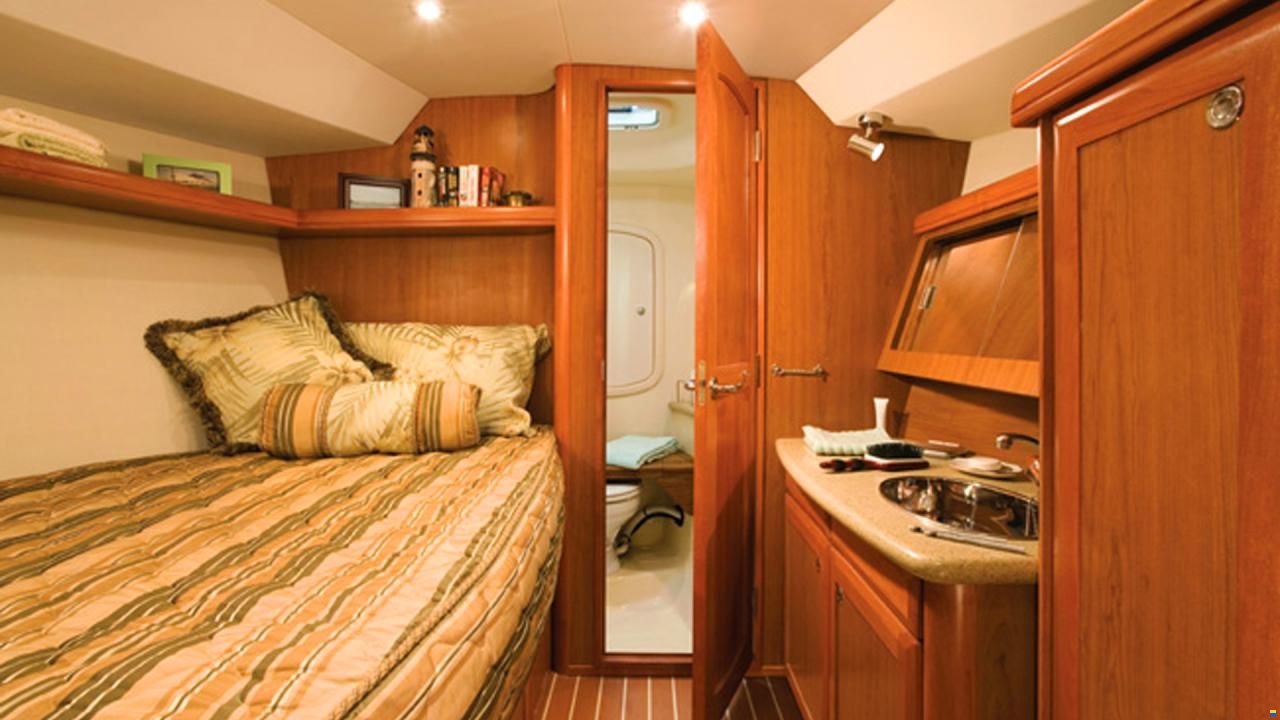 HuntYachts HUNTER 45DS | strong deck saloon yacht