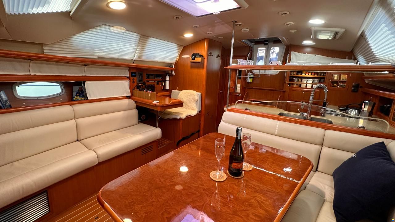 HuntYachts HUNTER 45DS | strong deck saloon yacht
