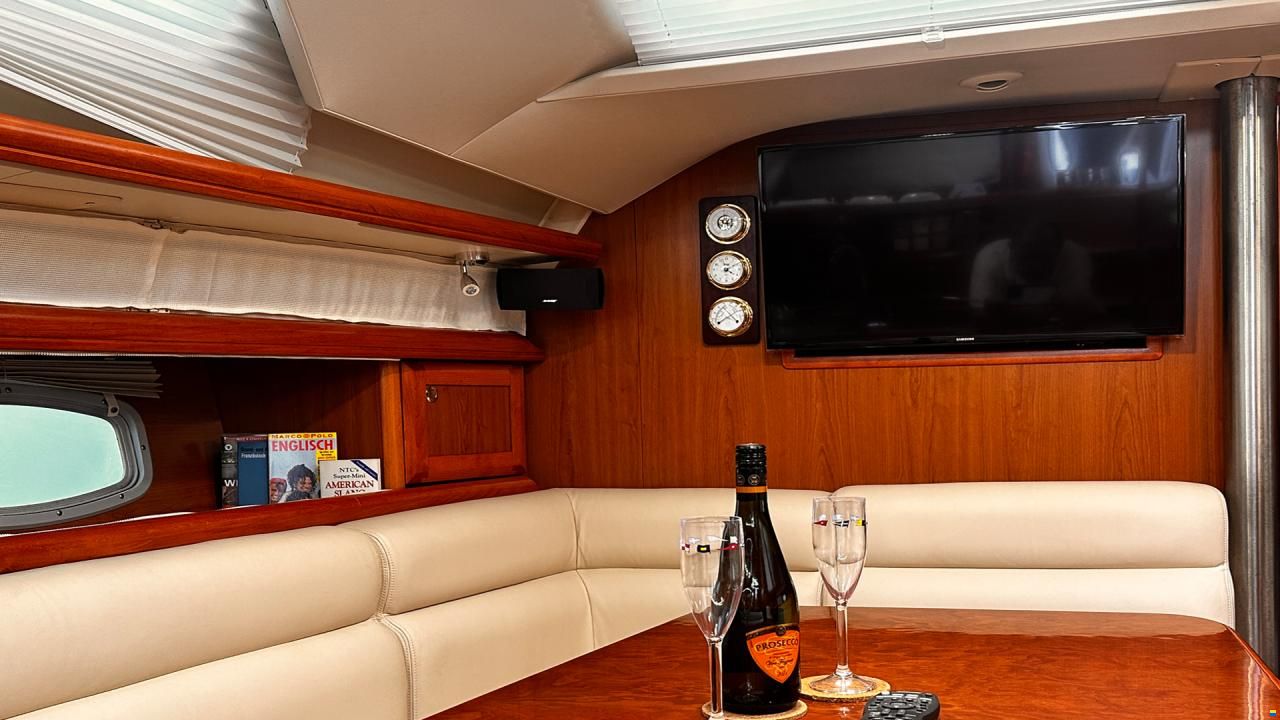 HuntYachts HUNTER 45DS | strong deck saloon yacht
