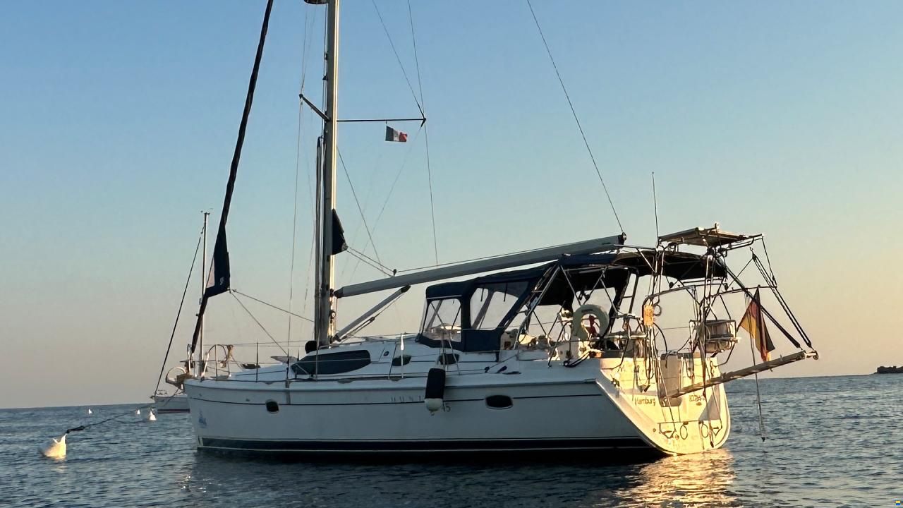HuntYachts HUNTER 45DS | strong deck saloon yacht