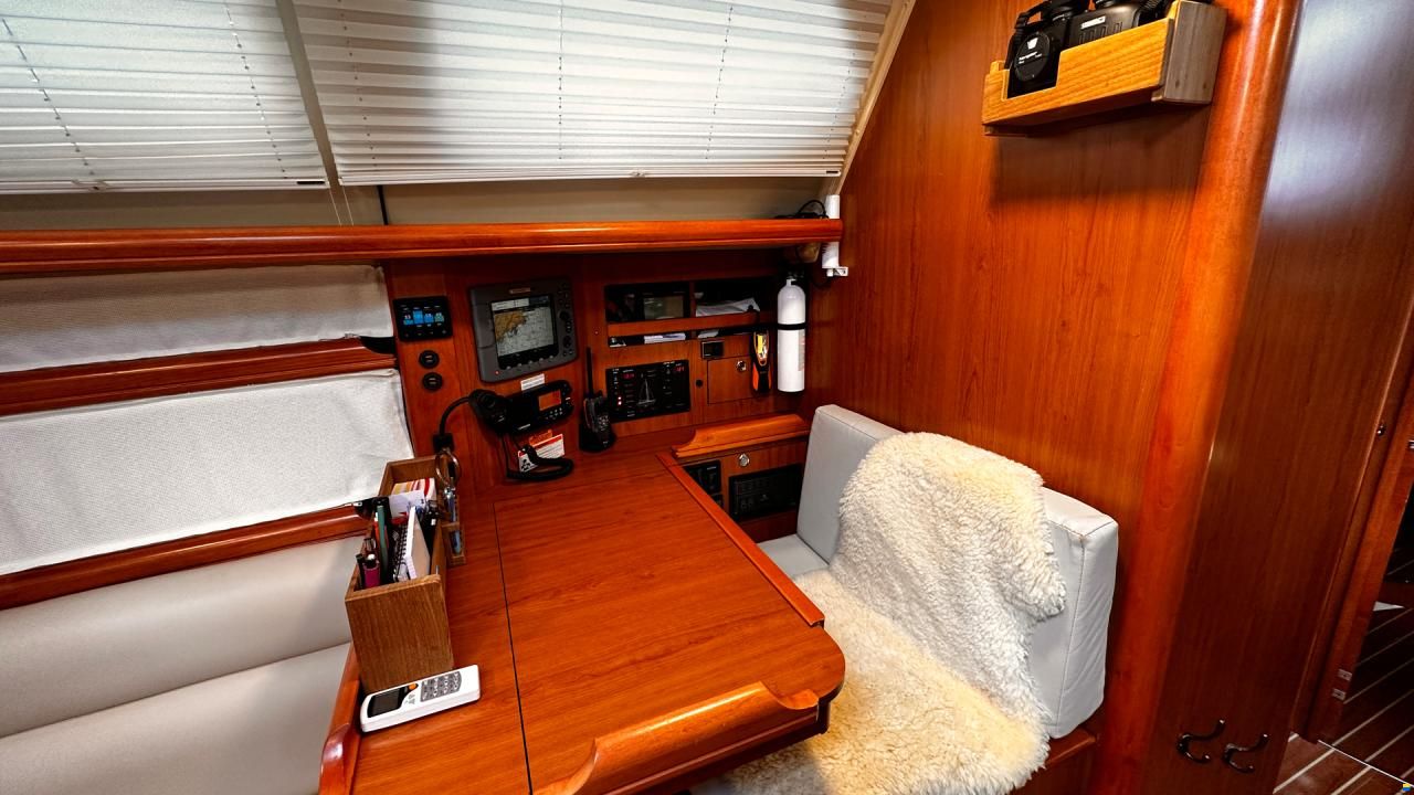 HuntYachts HUNTER 45DS | strong deck saloon yacht