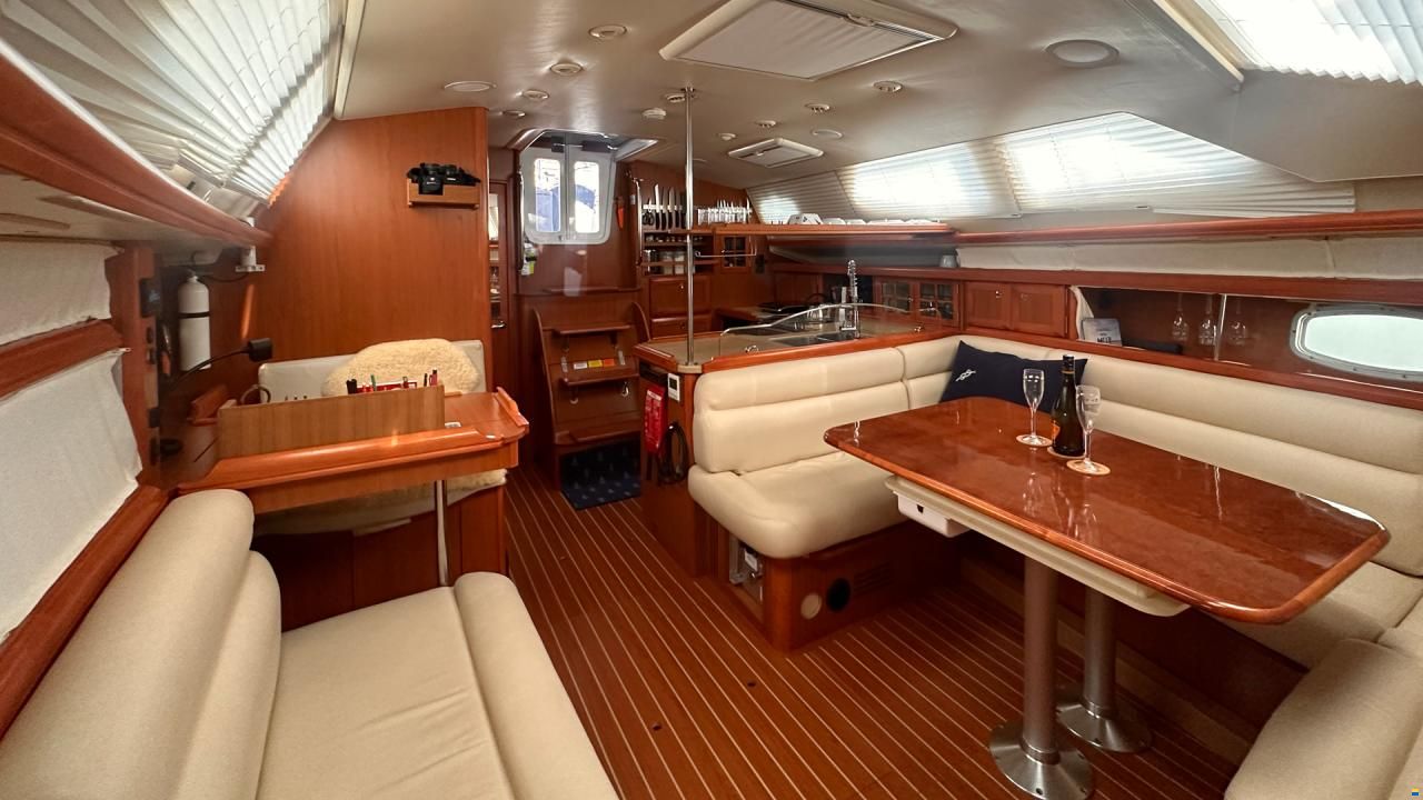 HuntYachts HUNTER 45DS | strong deck saloon yacht
