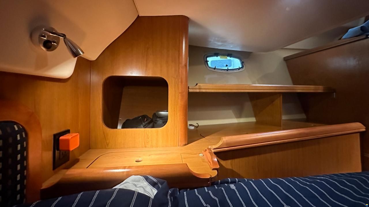 HuntYachts HUNTER 45DS | strong deck saloon yacht