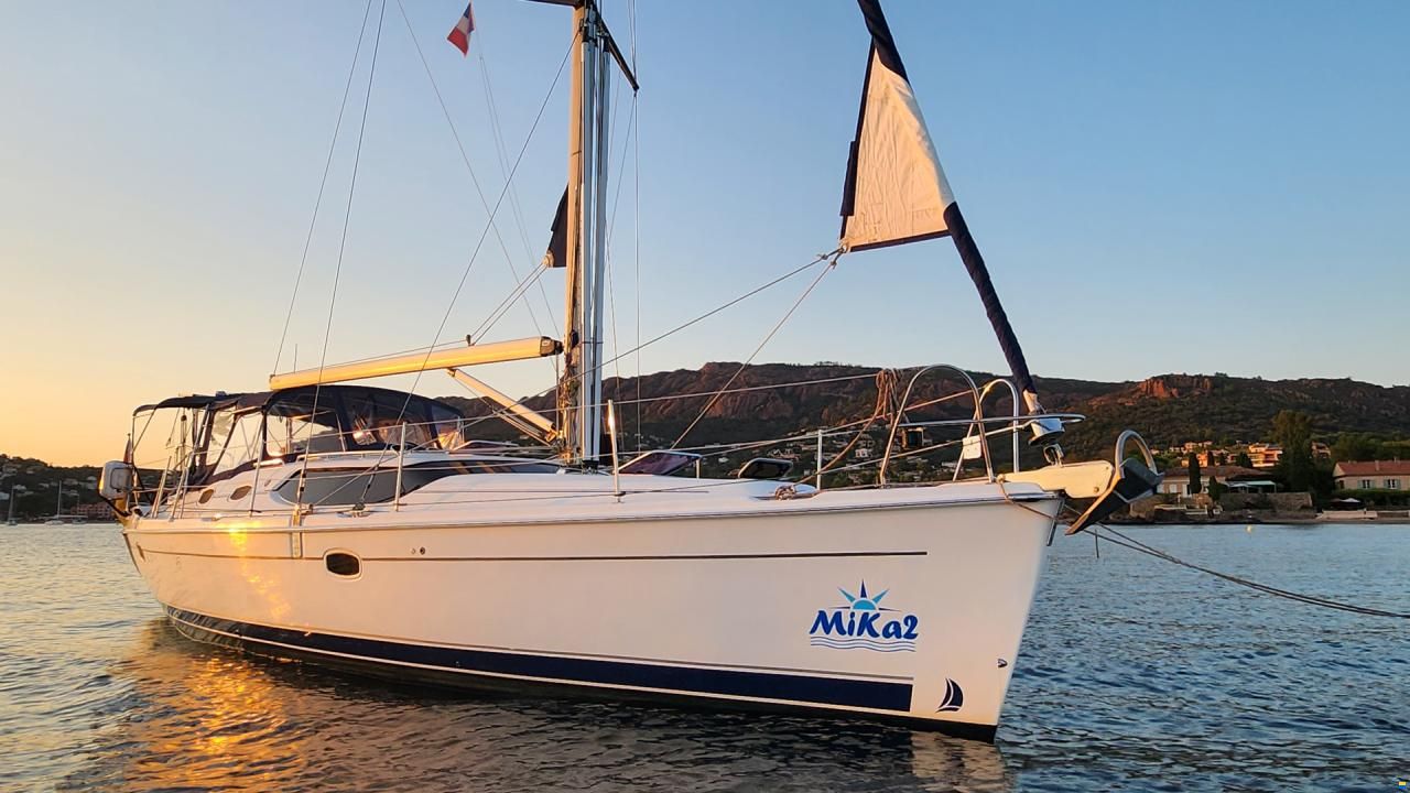 HuntYachts HUNTER 45DS | strong deck saloon yacht
