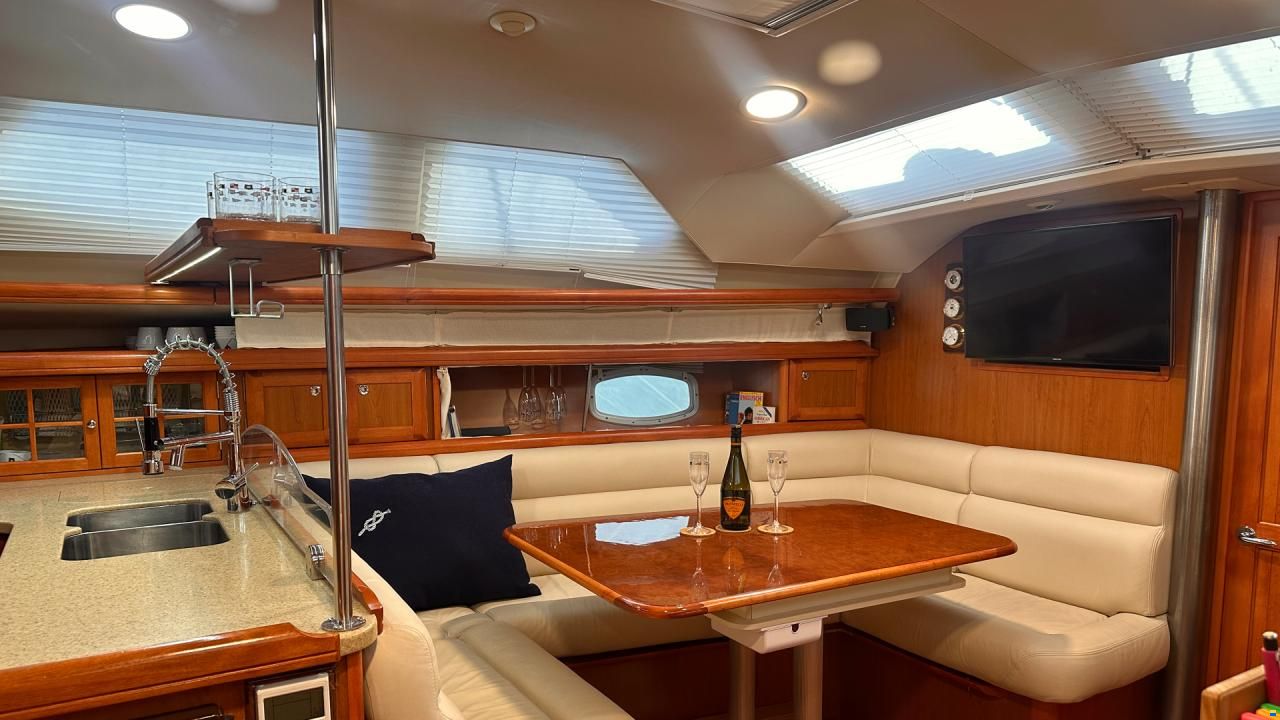 HuntYachts HUNTER 45DS | strong deck saloon yacht