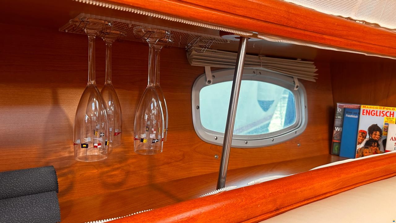 HuntYachts HUNTER 45DS | strong deck saloon yacht