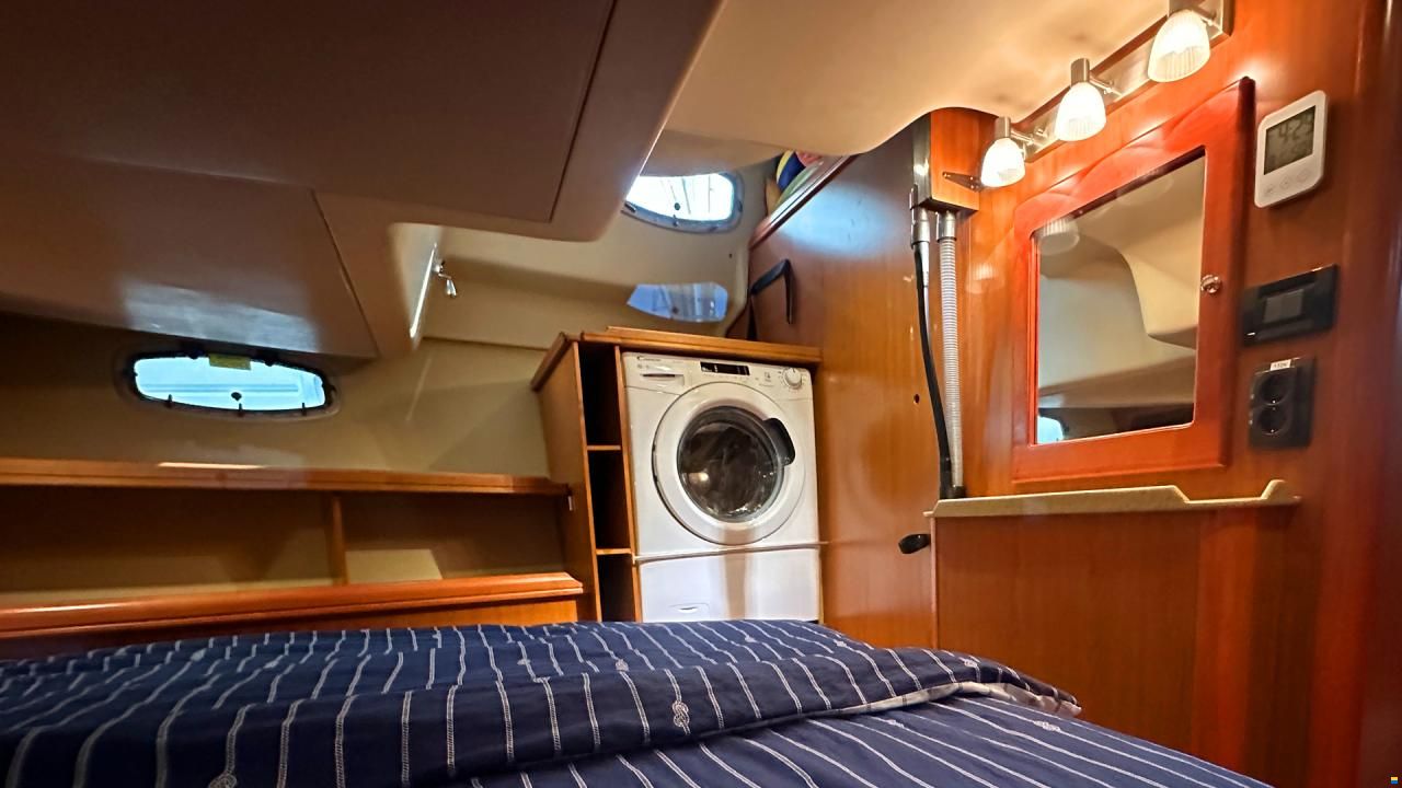 HuntYachts HUNTER 45DS | strong deck saloon yacht