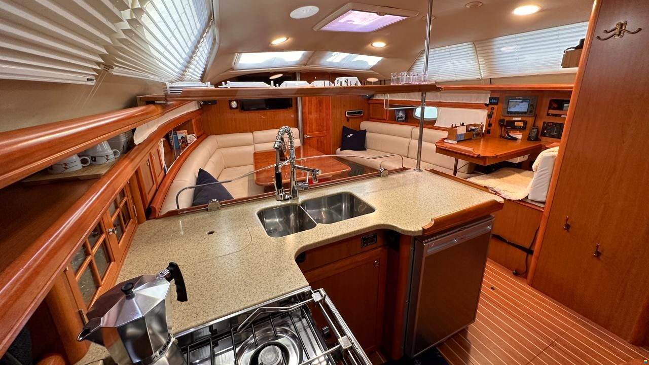 HuntYachts HUNTER 45DS | strong deck saloon yacht