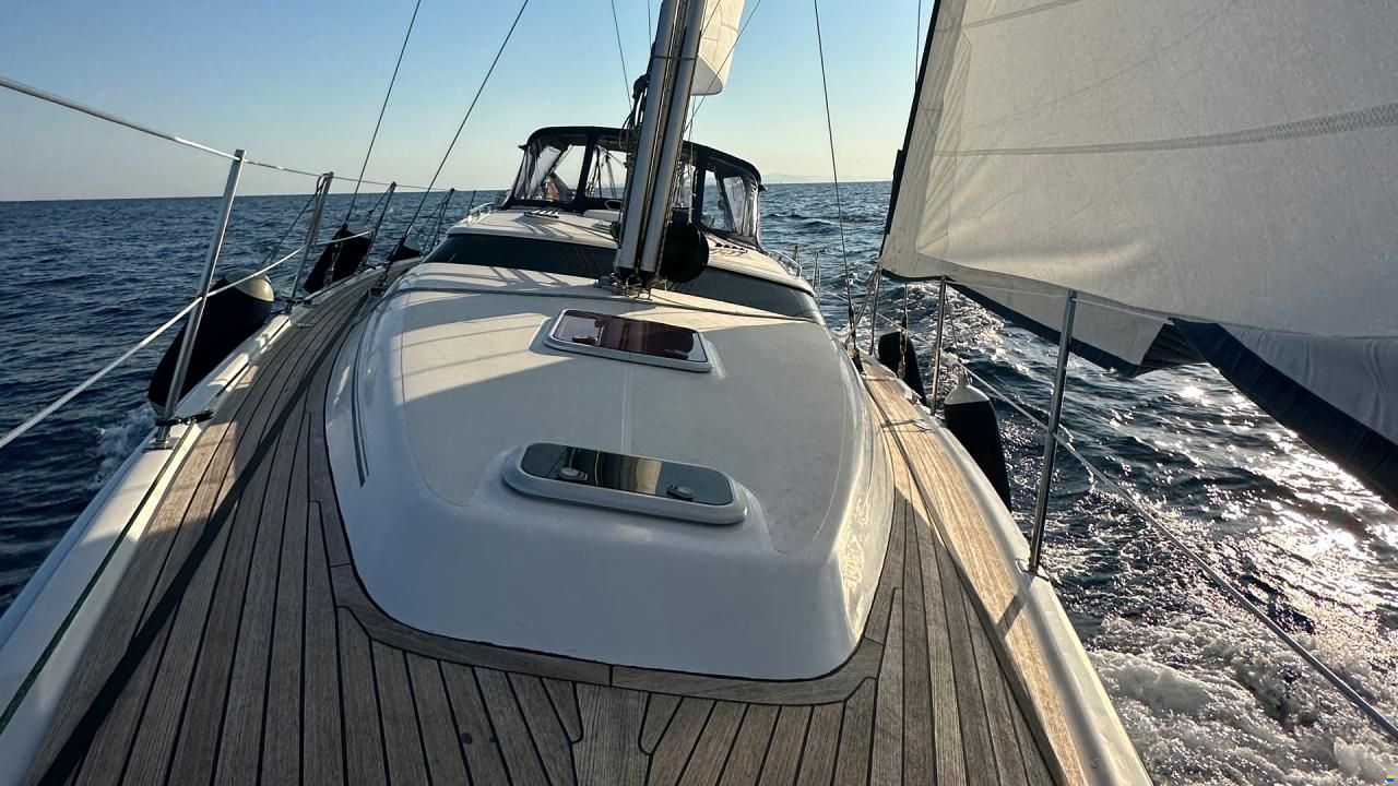 HuntYachts HUNTER 45DS | strong deck saloon yacht