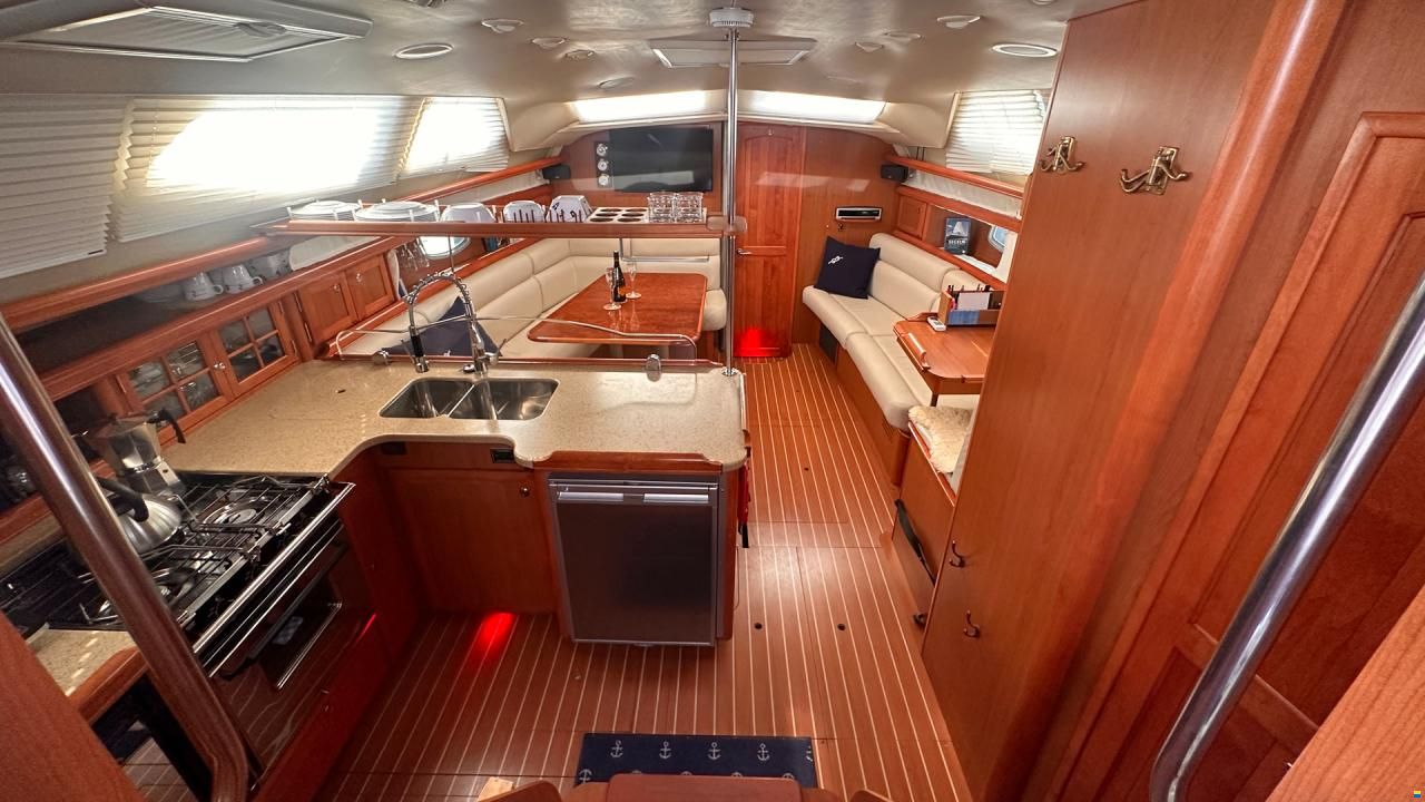 HuntYachts HUNTER 45DS | strong deck saloon yacht