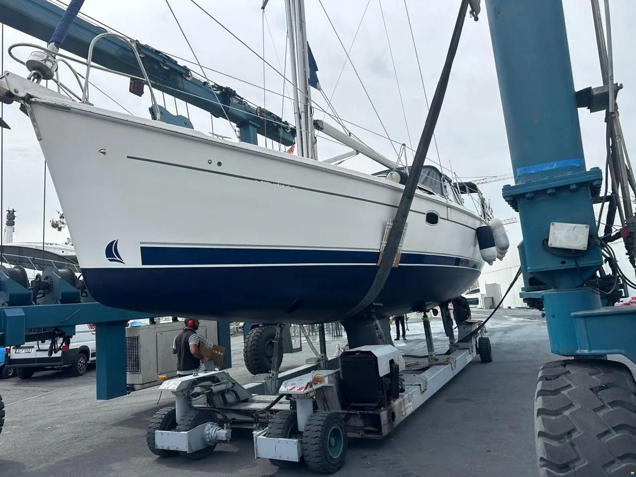HuntYachts HUNTER 45DS | strong deck saloon yacht