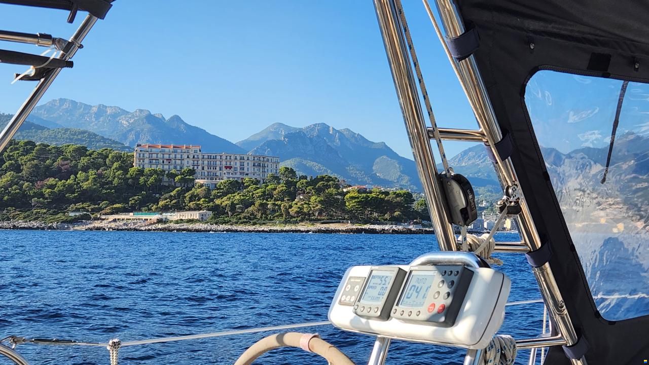 HuntYachts HUNTER 45DS | strong deck saloon yacht