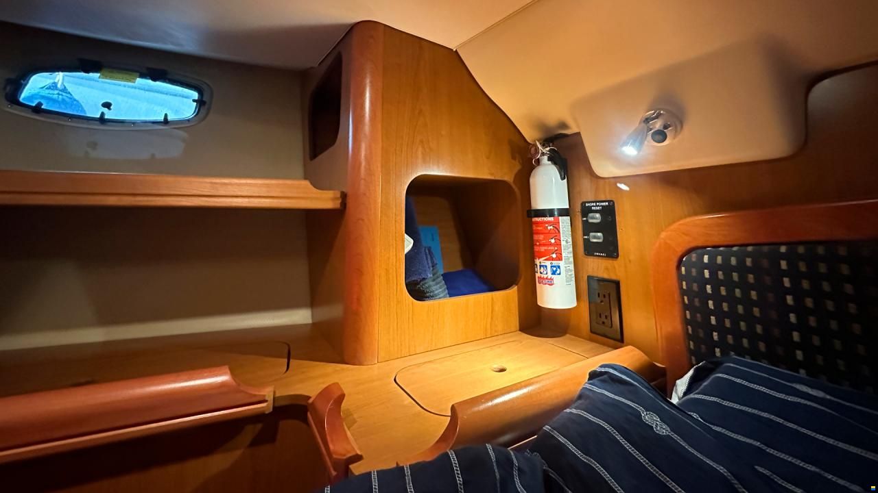 HuntYachts HUNTER 45DS | strong deck saloon yacht