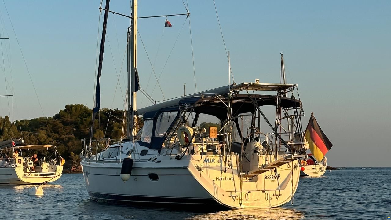 HuntYachts HUNTER 45DS | strong deck saloon yacht