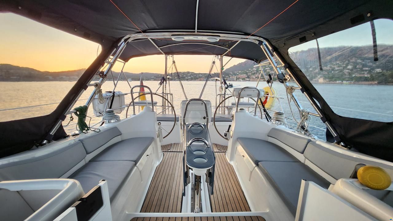 HuntYachts HUNTER 45DS | strong deck saloon yacht