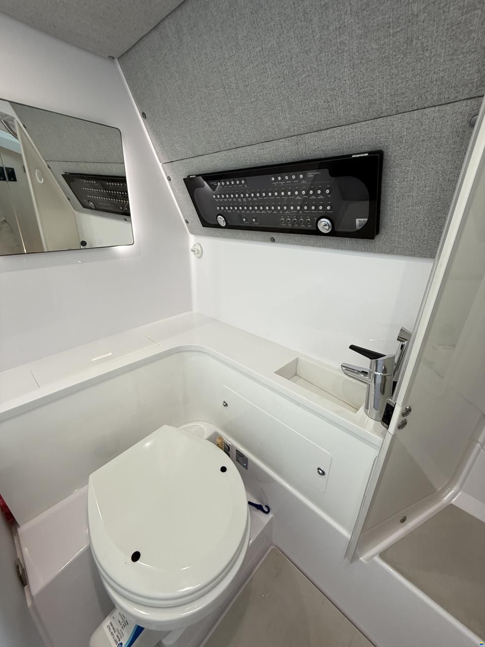 Axopar 37 XC Cross Cabin