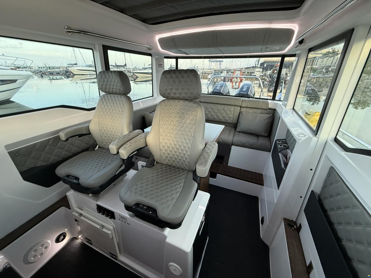 Axopar 37 XC Cross Cabin
