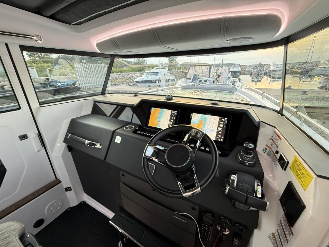 Axopar 37 XC Cross Cabin