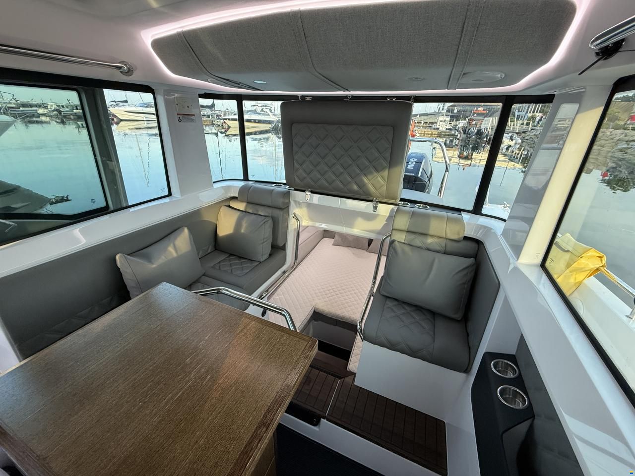 Axopar 37 XC Cross Cabin